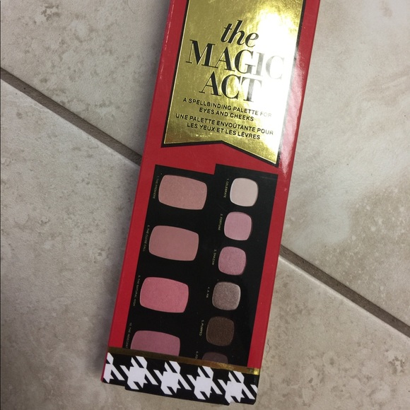 Eyeshadow Magic act Palette - Picture 2 of 5